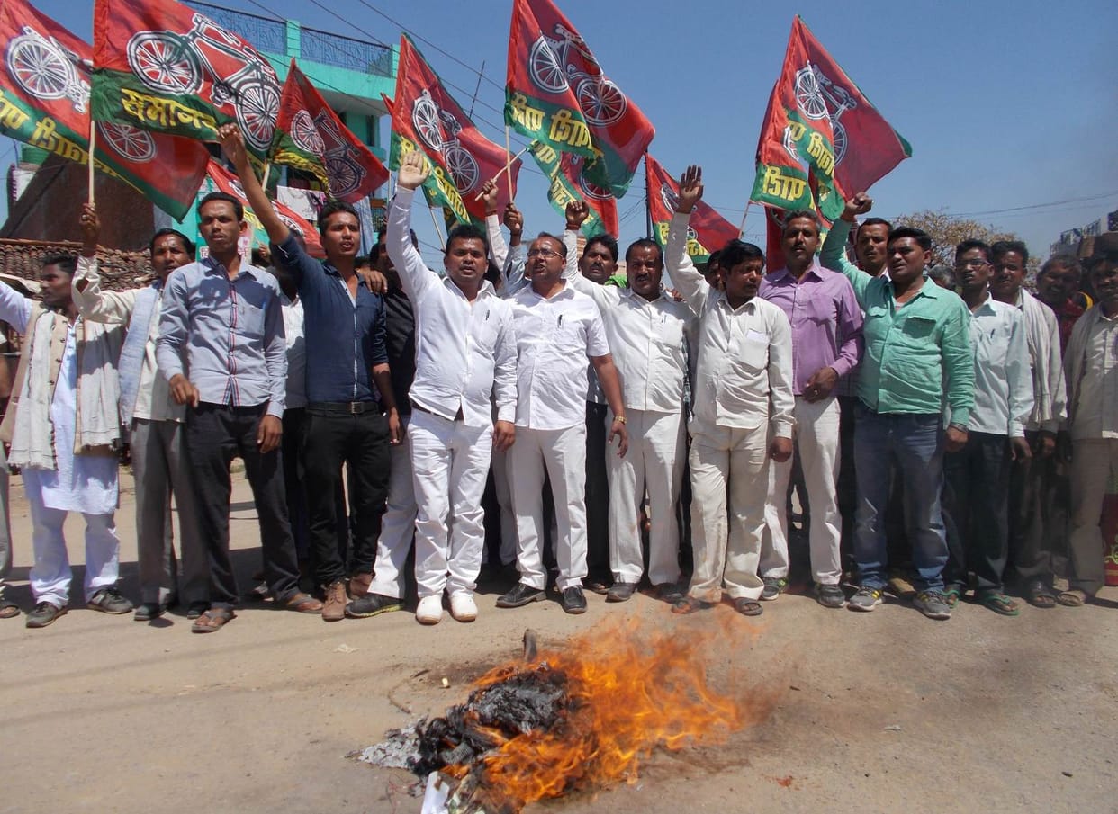SP workers burns effgy of Arun jately