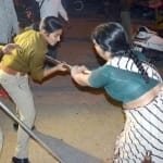 मुजफ्फरनगर कोतवाली के बाहर महिला पर लाठी बरसाती पुलिसकर्मी। 