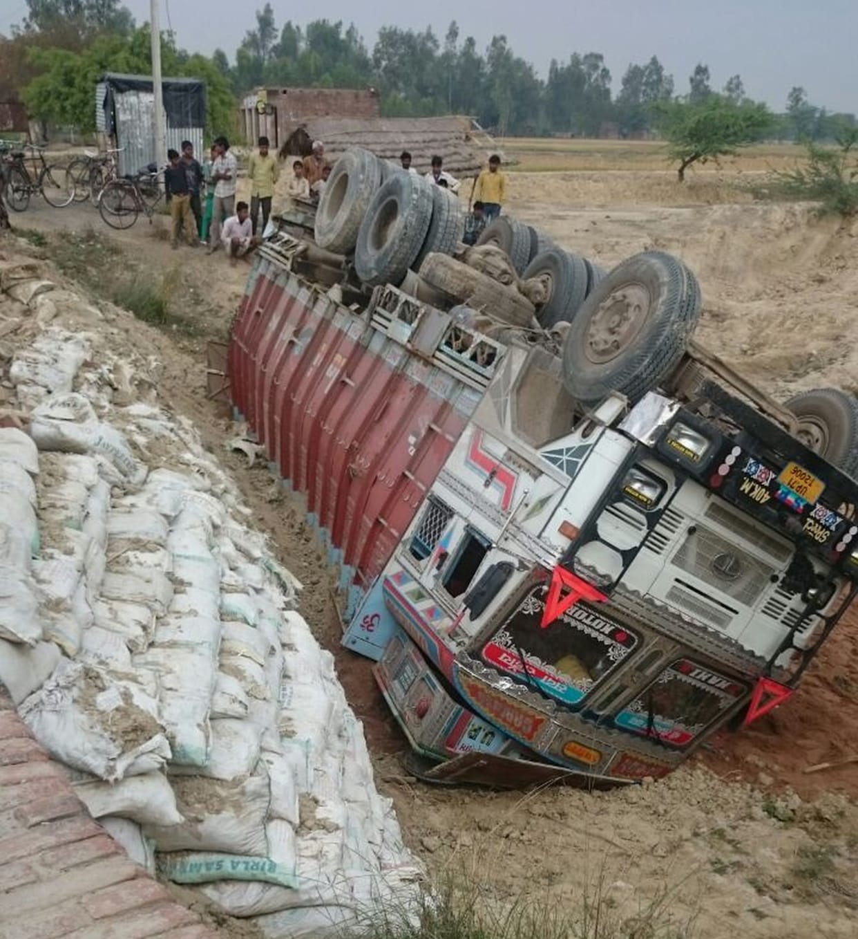 The truck overturned, crushed to death milky