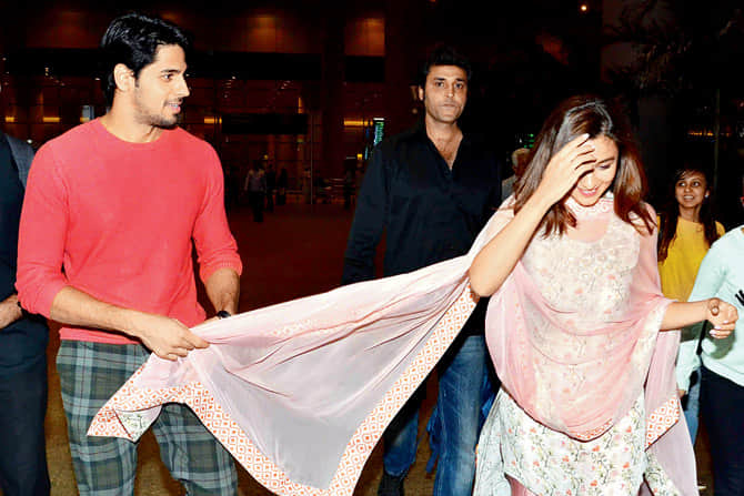 Sidharth Malhotra holds Alia's dupatta
