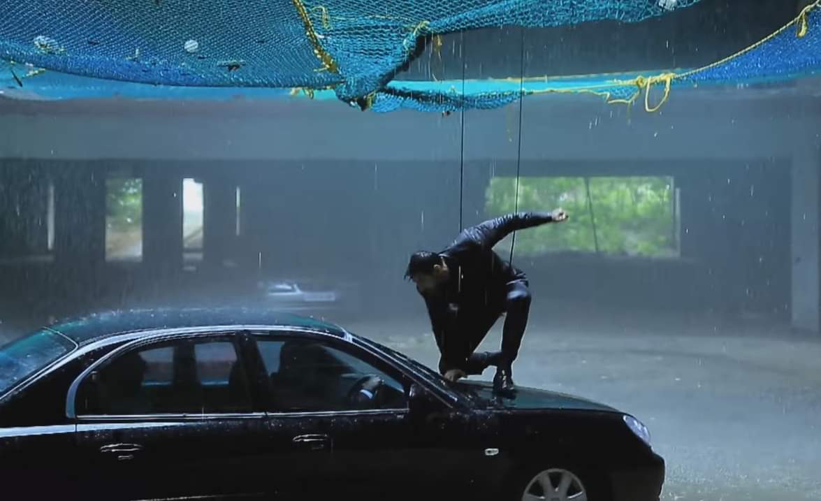 एक्शन सीन रॉकी हैंडसम