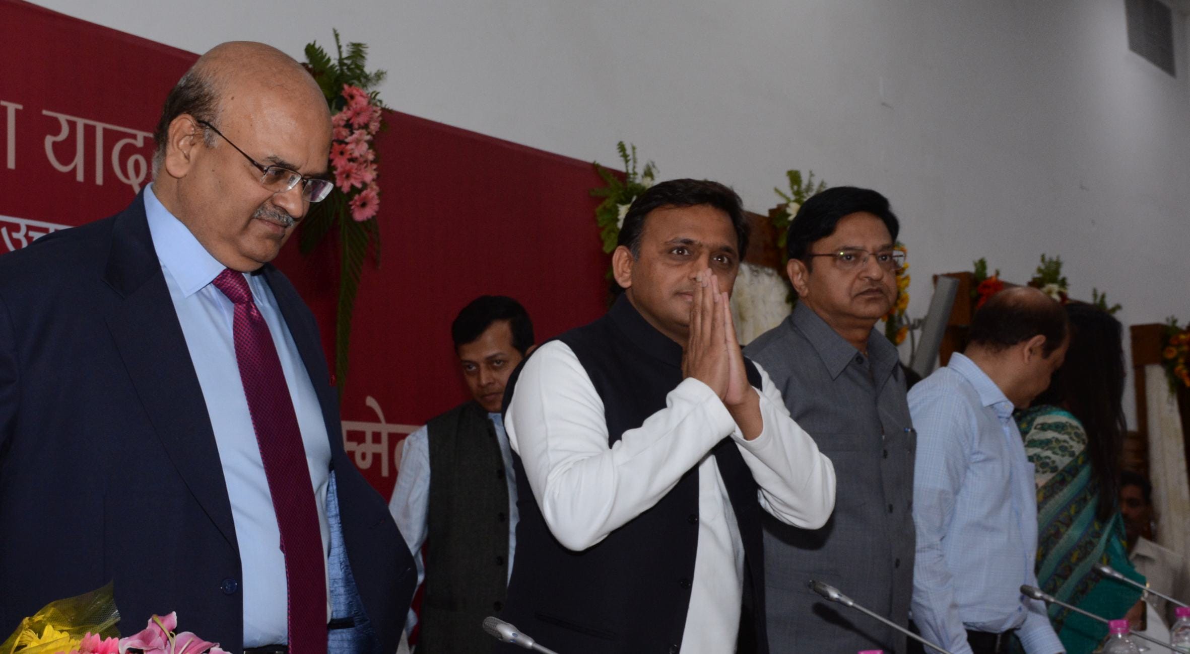 cm akhilesh give warning to officers in ias week