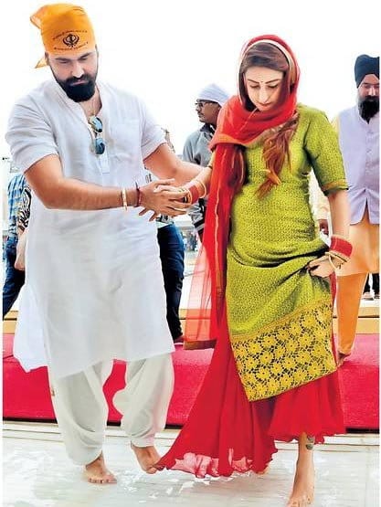 Arya Babbar and Jasmine Puri Visit Golden Temple