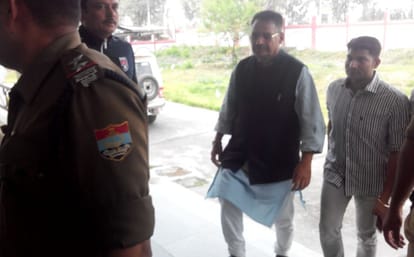 in the midnight police plan to arrest ganesh joshi.
