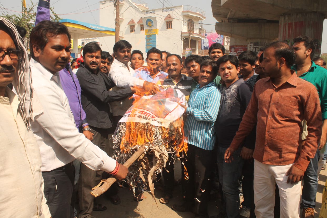 Bullion traders burnt effigies