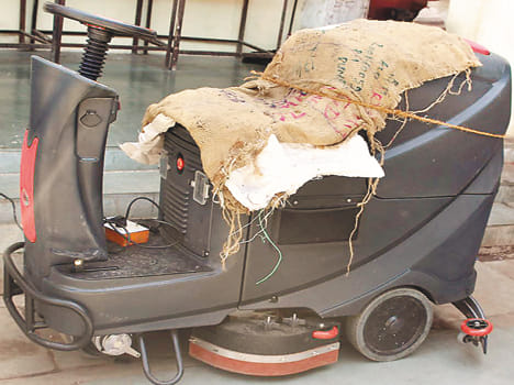  The railway station is now automatic cleaning machine