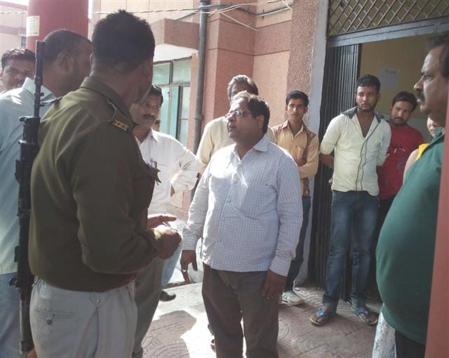 District hospital doctor in intensive wrangling