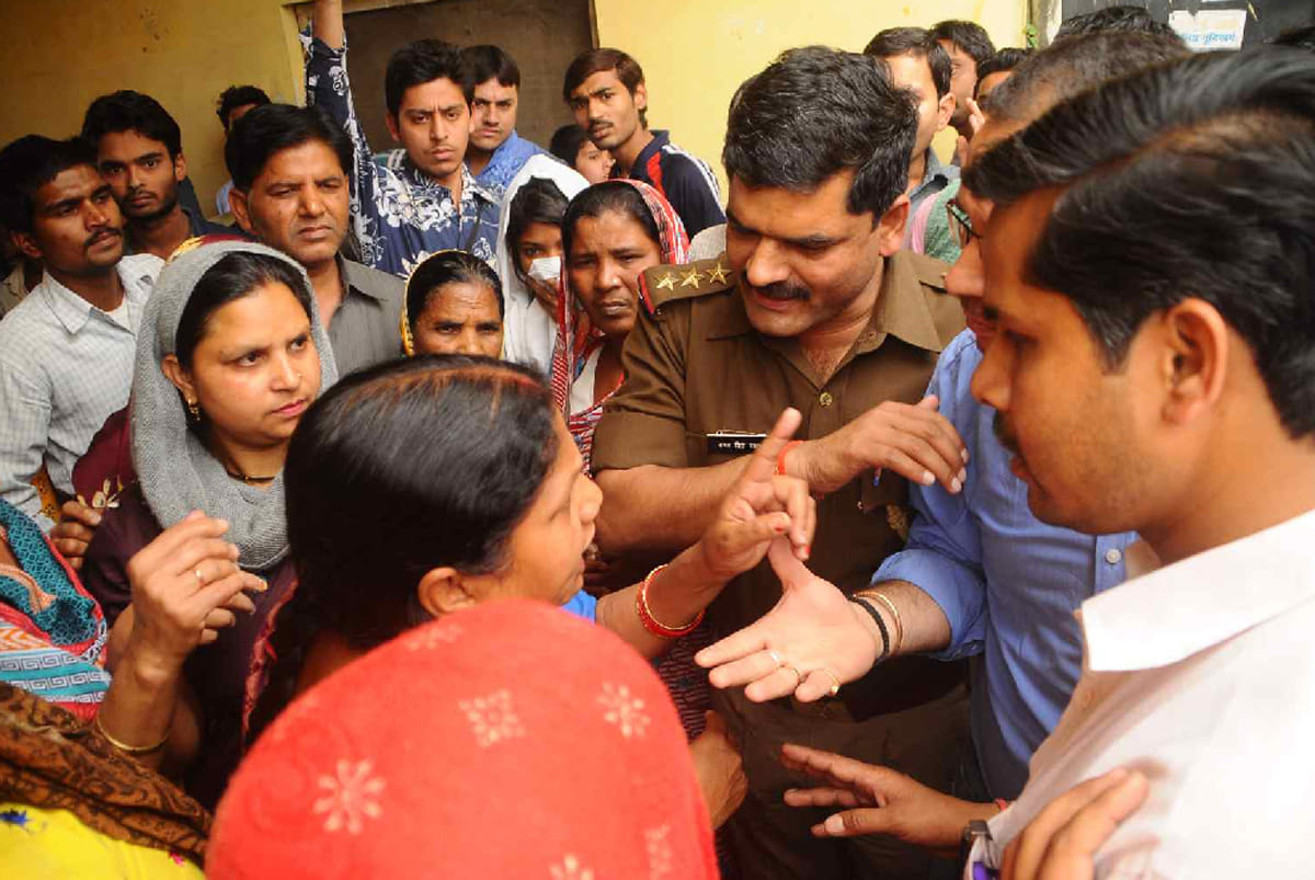 eve teasing with girl in muzaffarnagar