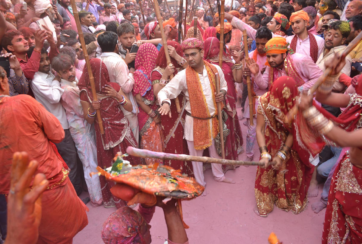 latthmar holi in mathura