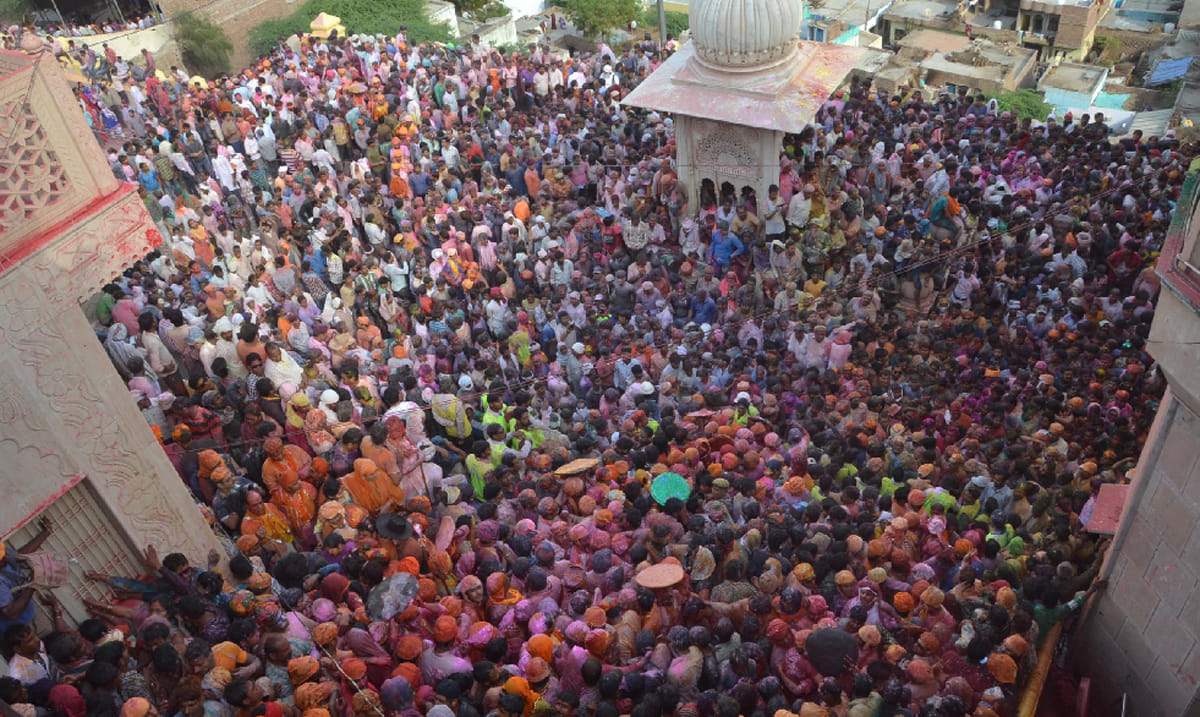 latthmar holi in mathura