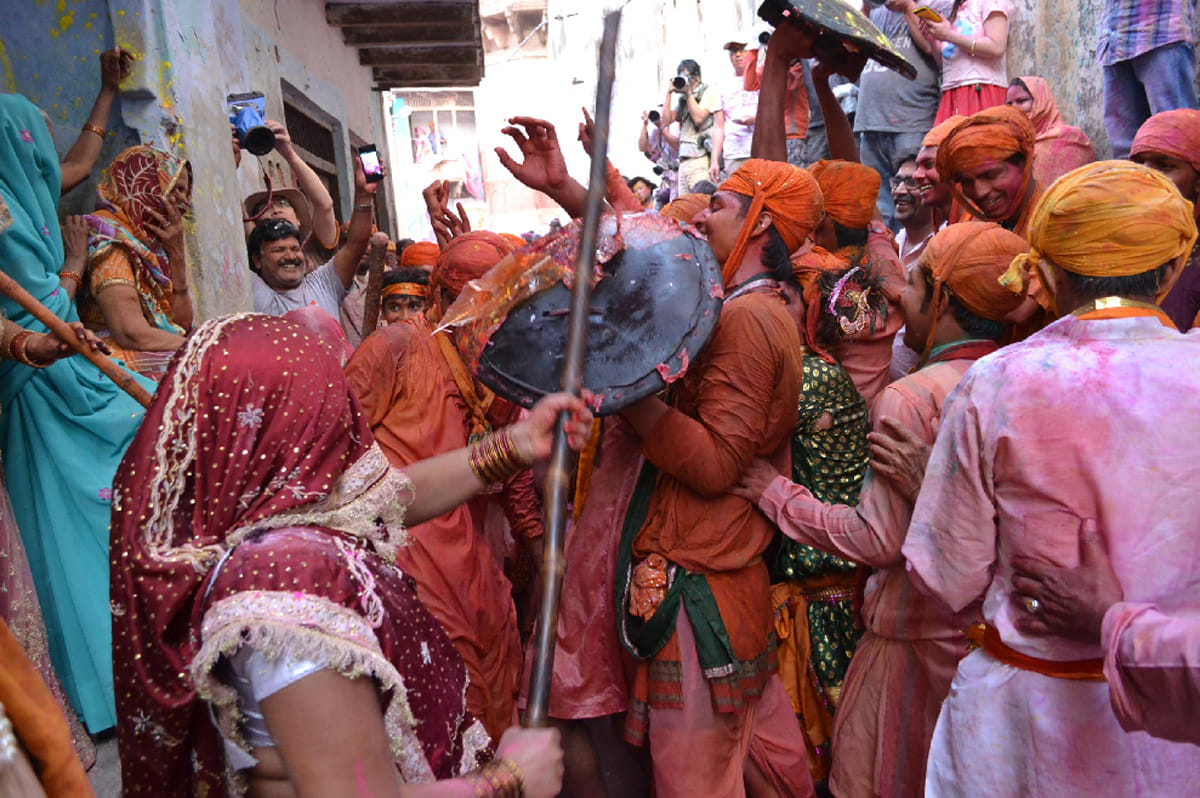 latthmar holi in mathura