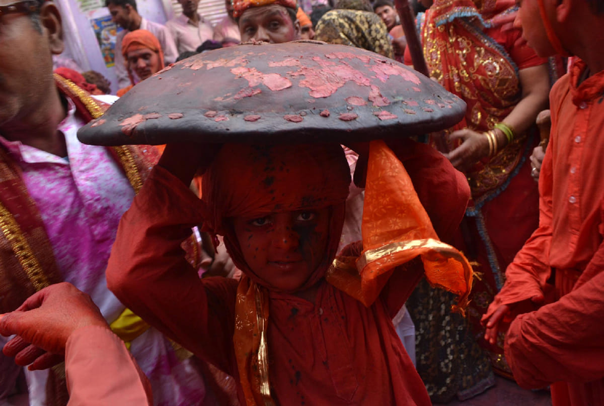 latthmar holi in mathura