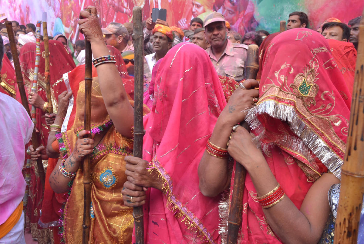 latthmar holi in mathura