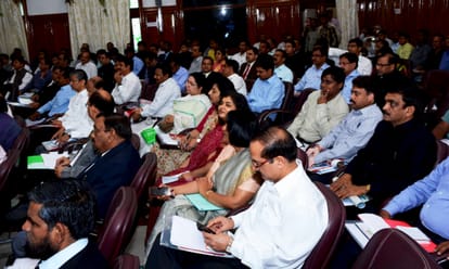 Akhilesh Yadav warns IAS officers.