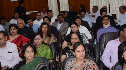Akhilesh Yadav warns IAS officers.