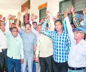 Tehsildar ragged by Lekhpals