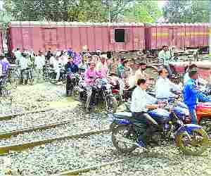 Vehicles jam in crossing, Suddenly train arrived