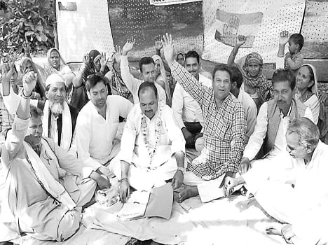 congress workers protest against water cricess in maudaha 
