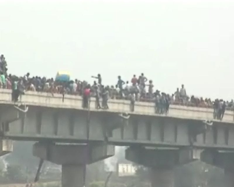 croud of devotees in vrindavan