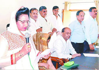 Following the leaders took the oath of office and secrecy