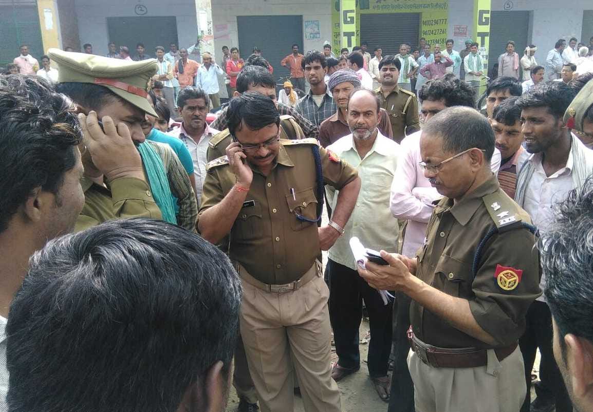 The driver and helper of cock shed 1.55 lakh looted