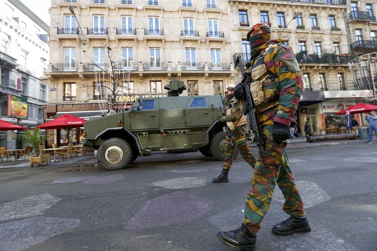 Four killed by knife-wielding man in front of Paris Police Headquater