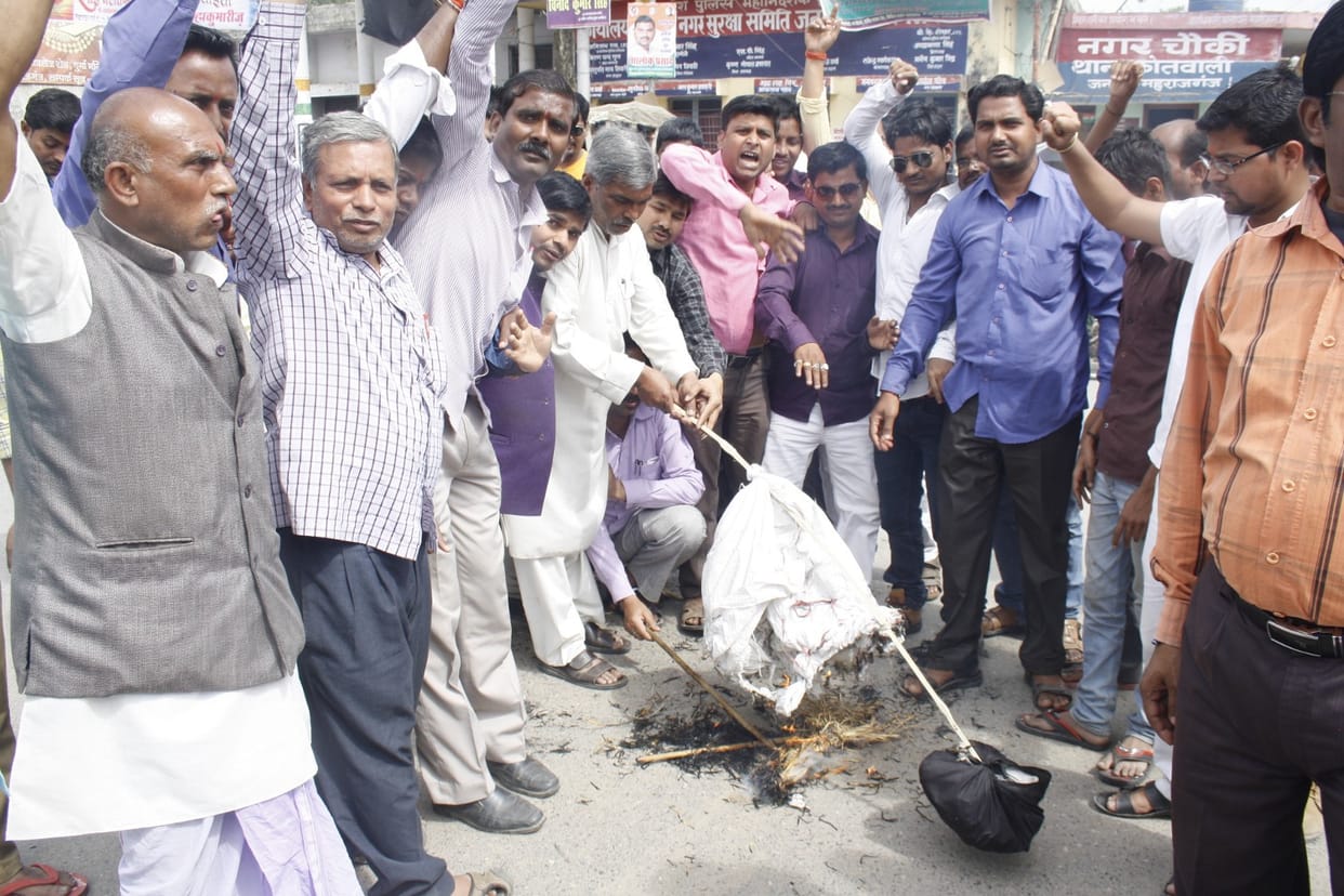 Jewellery traders burnt effigies of the minister