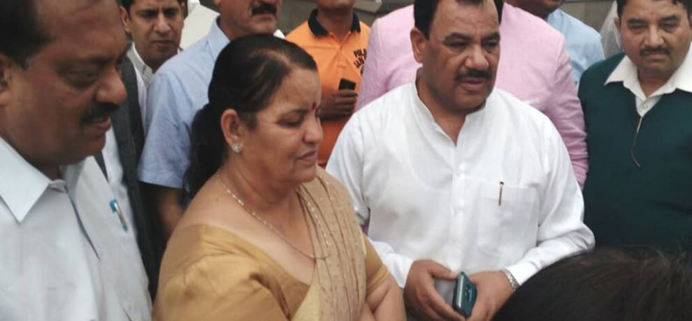 Shah keeping distance from 9 congress MLAs