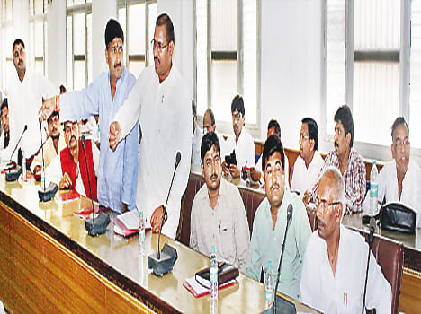 At the meeting, the president did not come, the members of the commotion