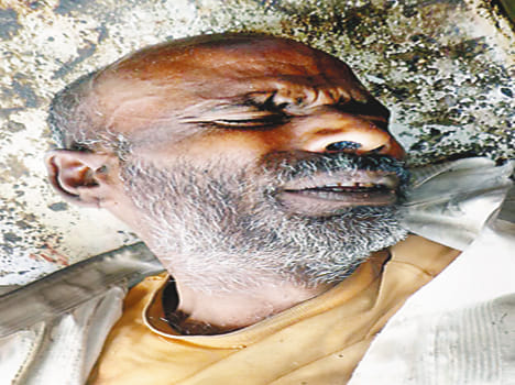 Two laborers buried stone lowering