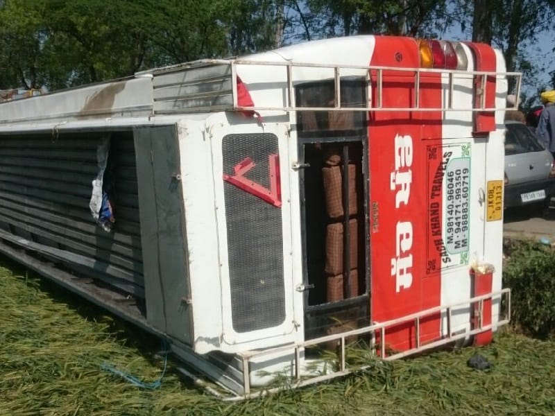 accident, accident in batala, three injured in acident, amritsar-batala highway accident, amritsarr 