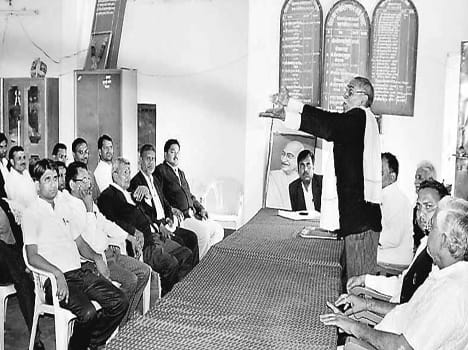 Desist from judicial work are angry lawyer