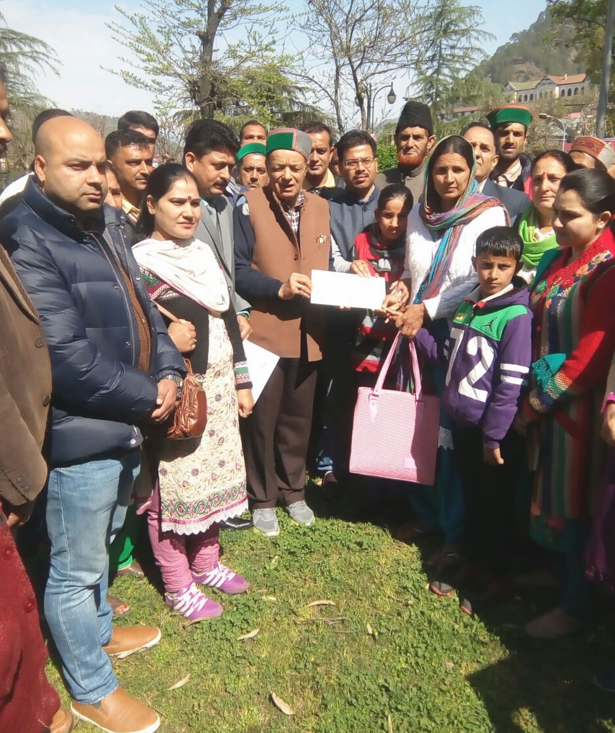 108 embulance driver family 5 lakh cheque