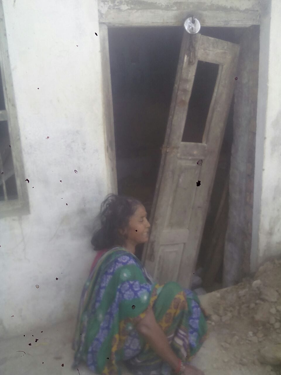 con policeman beats woman in lucknow