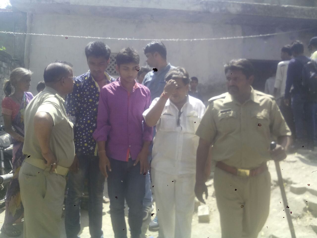 con policeman beats woman in lucknow
