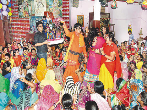 Radha Vallabh Temple rain Abir-Gulal