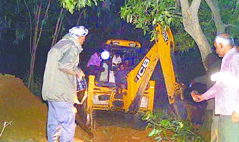 Leopard extracted from wells by JCB