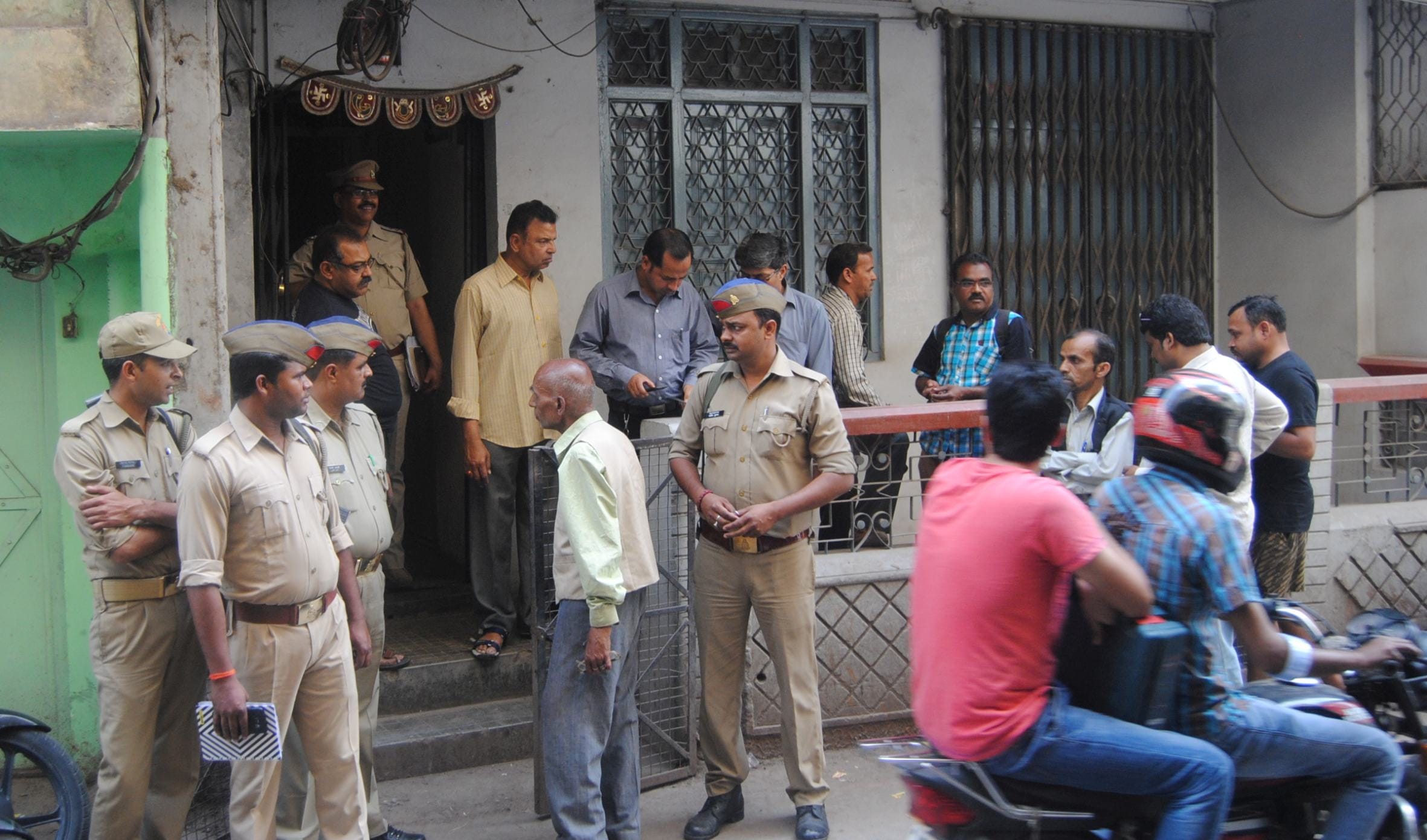 A man shoot his son and commits suicide.