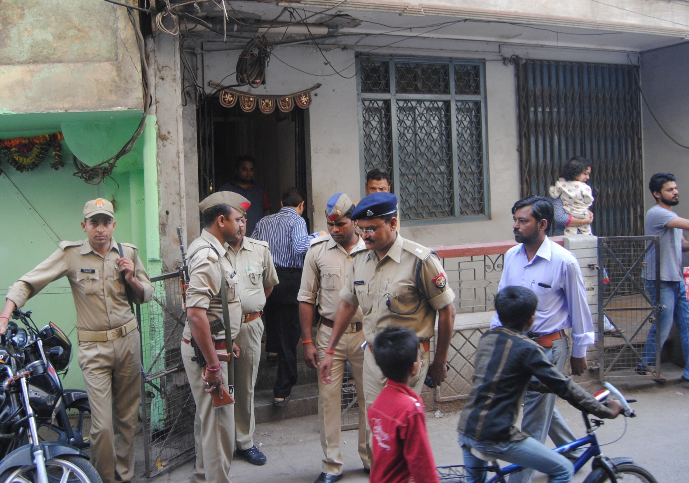 A man shoot his son and commits suicide.