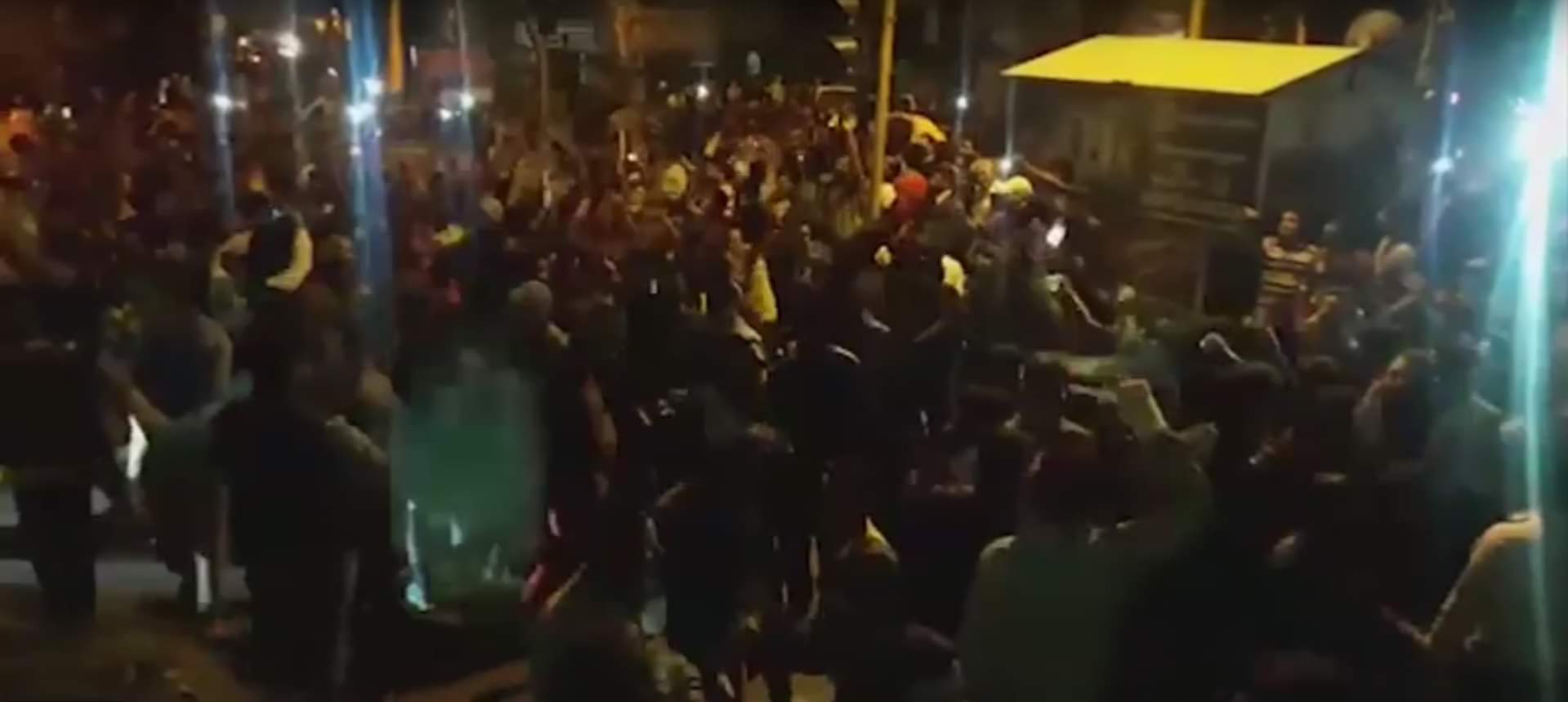 जीत की खुशी मनाते लोग