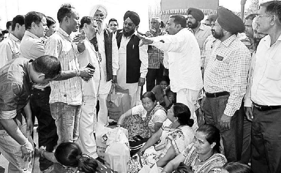 The AGM milk producers harvested commotion, sitting in dharna at gate