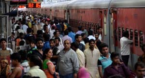 Candidates drew crowds in trains and buses , passenger Hlakan