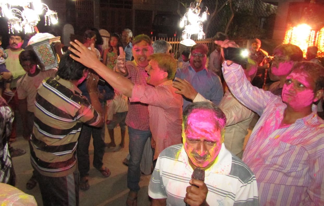 khoob ude phool aur abeer-gulaal