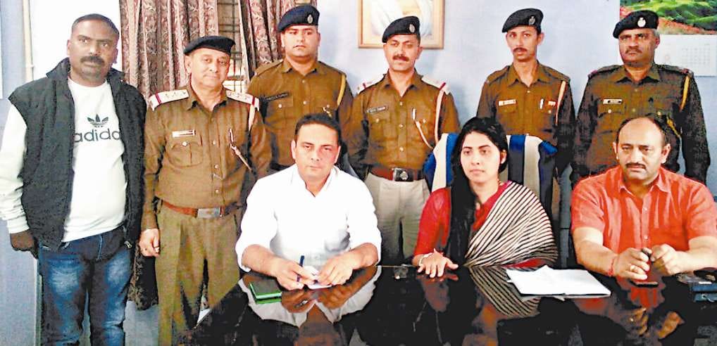 two arrested in 3.5 lakh theft case.