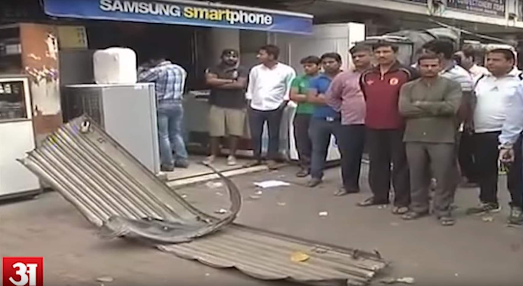 लुटेरों ने युवती को मारी गोली