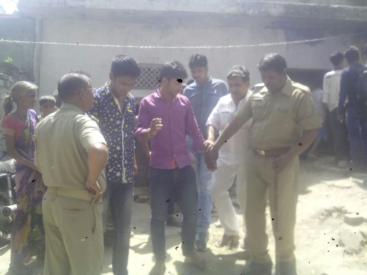 con policeman beats woman in lucknow