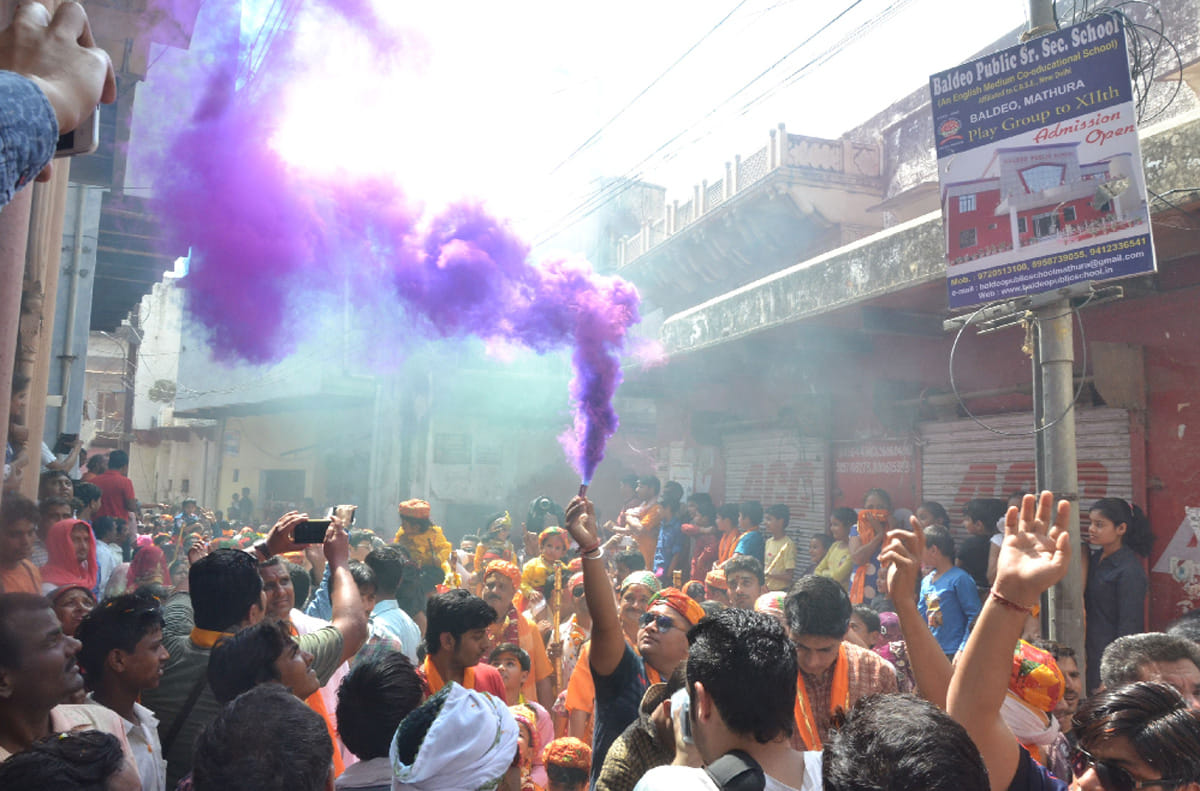 chhadi mar huranga in gokul