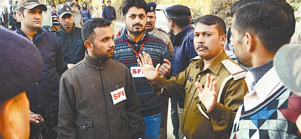 Violent clashes between students in hpu shimla