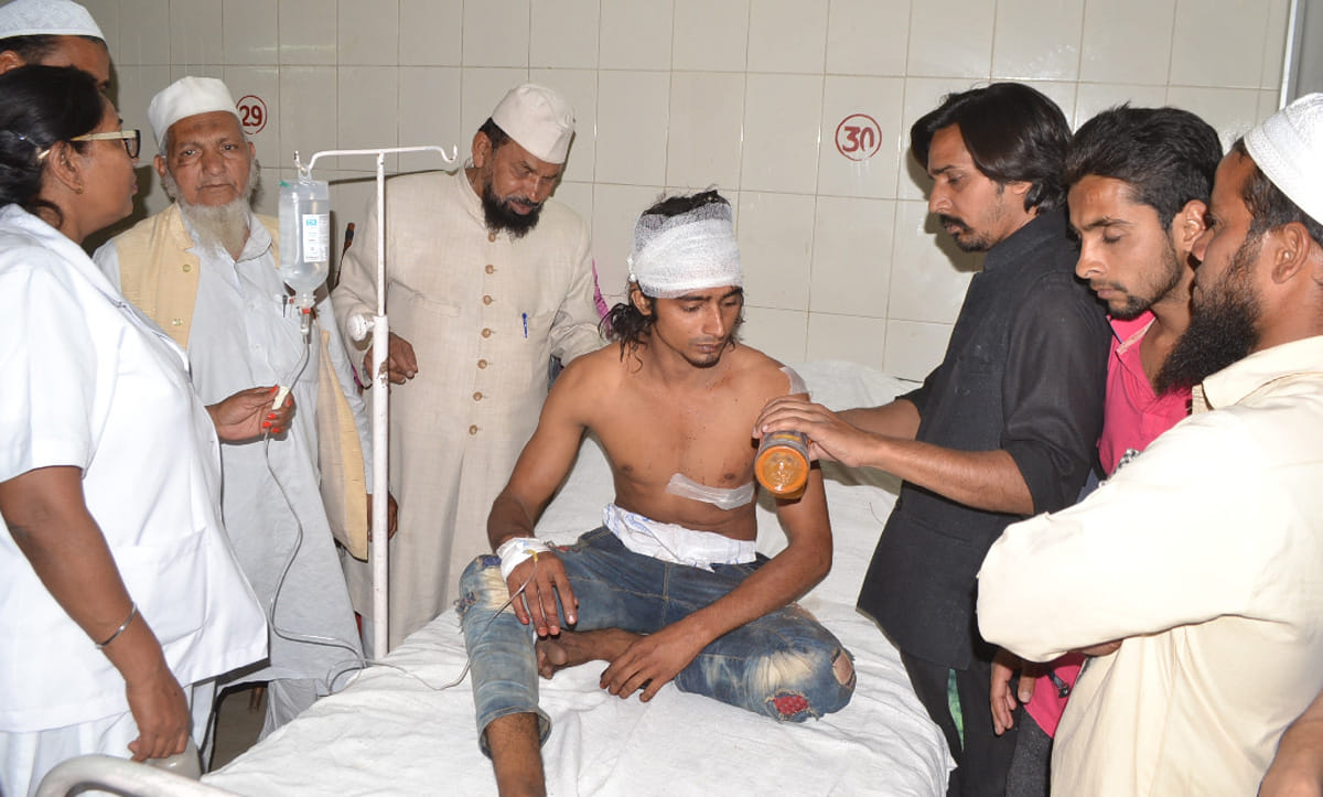 one person dead and twelve injured in clash between two groups in train