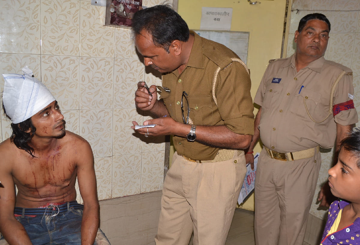 one person dead and twelve injured in clash between two groups in train